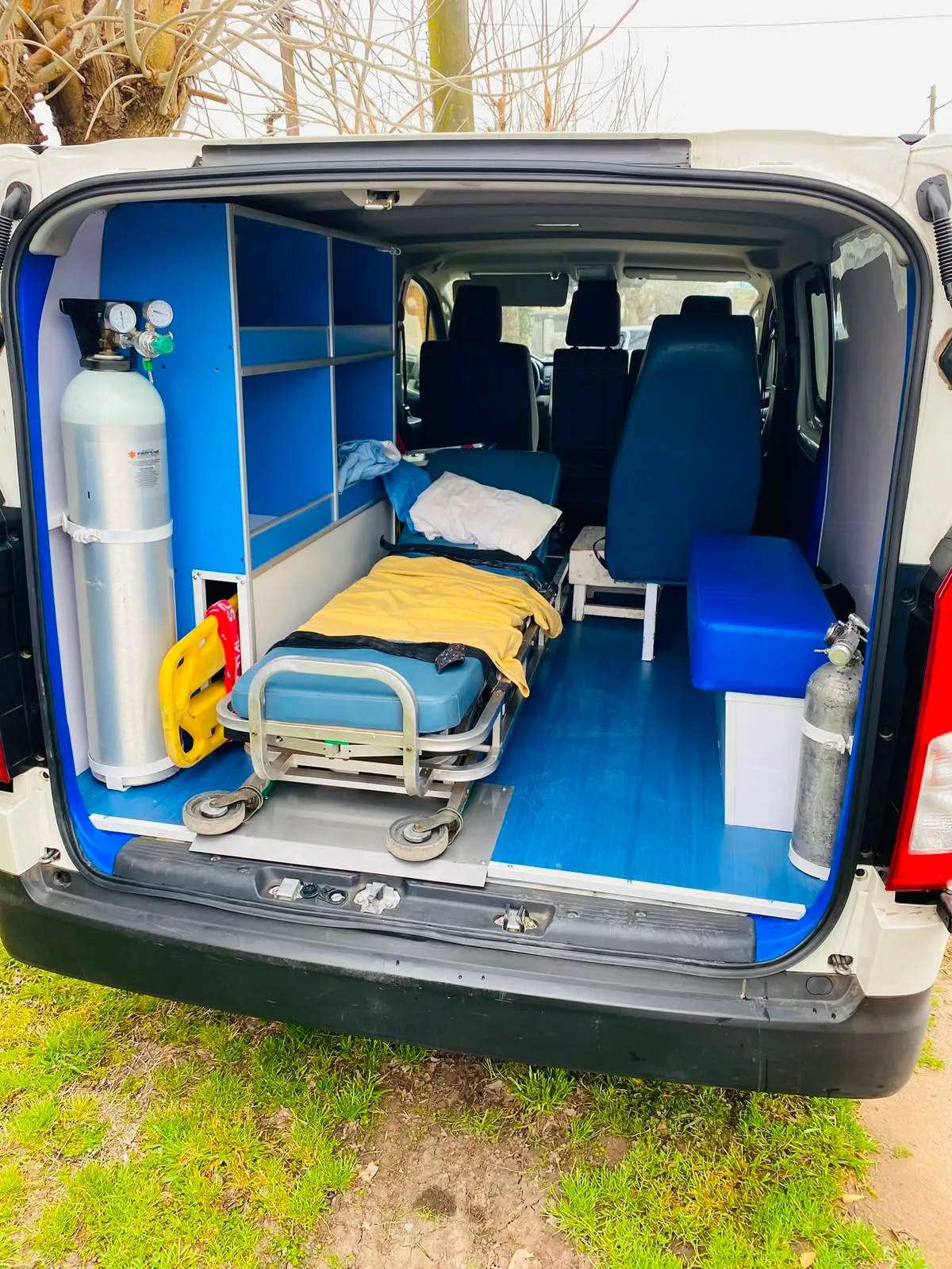 Interior sanitario de la ambulancia Toyota Hiace