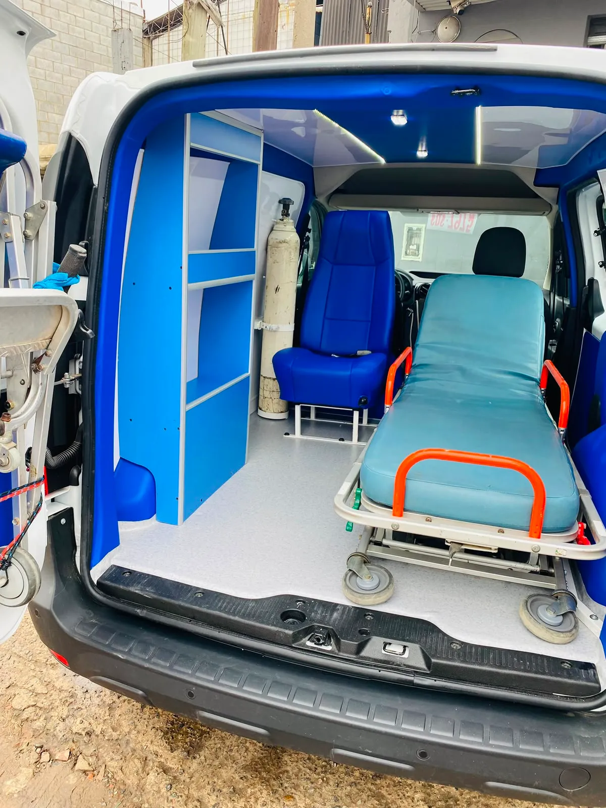 Interior sanitario de la ambulancia Renault Kangoo